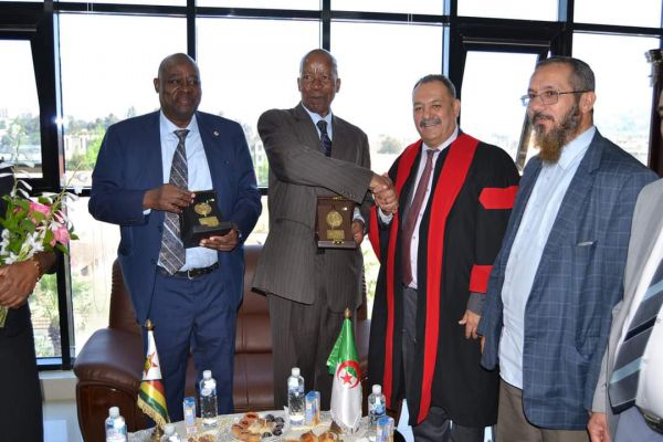 visite-embassade-zimbaboui-264928180-5B43-EFA7-965A-E05979F00801.jpg